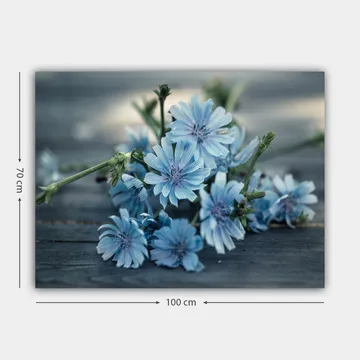 Lerretsbilde 70x100 cm - Bukett med lyseblå blomster som ligger på en mørk overflate - Lys blå / Grønn - Interiør - Maleri & posters - Lerretsbilder