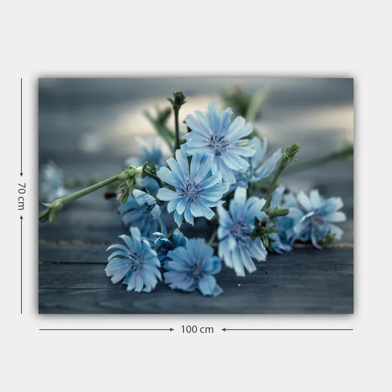 Lerretsbilde 70x100 cm - Bukett med lyseblå blomster som ligger på en mørk overflate - Lys blå / Grønn - Interiør - Maleri & posters - Lerretsbilder