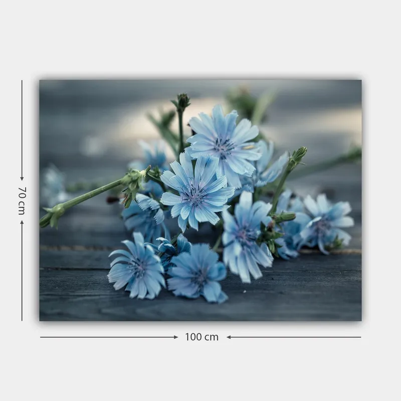 Lerretsbilde 70x100 cm - Bukett med lyseblå blomster som ligger på en mørk overflate - Lys blå / Grønn - Interiør - Maleri & posters - Lerretsbilder