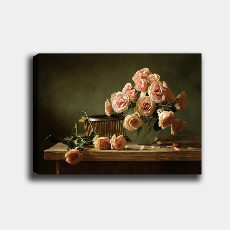 Lerretsbilde 70x100 cm - Bukett med lyserosa roser i en glassvase på et trebord, Lys rosa / Grønn / Brun