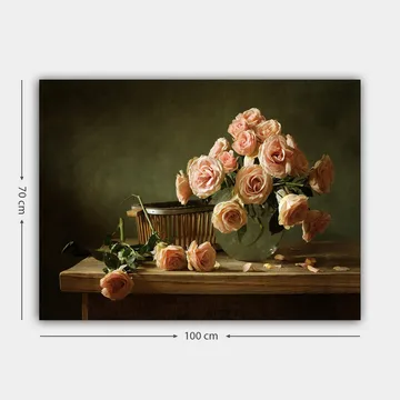 Lerretsbilde 70x100 cm - Bukett med lyserosa roser i en glassvase på et trebord - Lys rosa / Grønn / Brun - Interiør - Maleri & posters - Lerretsbilder