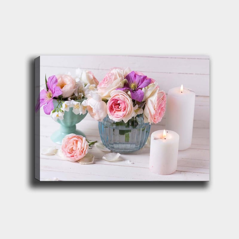Lerretsbilde 70x100 cm - Bukett med rosa og lilla blomster i en glassvase, omgitt av hvite lys - Rosa / Lilla / Grønn - Interiør - Maleri & posters - Lerretsbilder