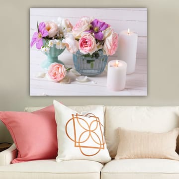 Lerretsbilde 70x100 cm - Bukett med rosa og lilla blomster i en glassvase, omgitt av hvite lys - Rosa / Lilla / Grønn - Interiør - Maleri & posters - Lerretsbilder