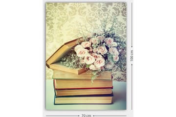 Lerretsbilde 70x100 cm - Bukett med rosa roser plassert oppå en bunke med bøker - Rosa / Beige / Grønn - Interiør - Maleri & posters - Lerretsbilder