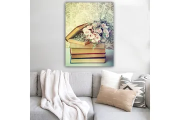 Lerretsbilde 70x100 cm - Bukett med rosa roser plassert oppå en bunke med bøker - Rosa / Beige / Grønn - Interiør - Maleri & posters - Lerretsbilder