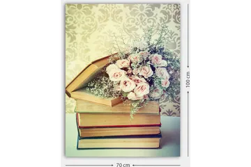 Lerretsbilde 70x100 cm - Bukett med rosa roser plassert oppå en bunke med bøker - Rosa / Beige / Grønn - Interiør - Maleri & posters - Lerretsbilder