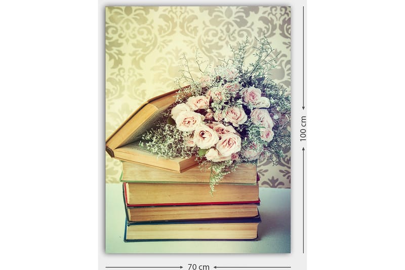 Lerretsbilde 70x100 cm - Bukett med rosa roser plassert oppå en bunke med bøker - Rosa / Beige / Grønn - Interiør - Maleri & posters - Lerretsbilder