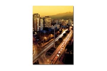 Lerretsbilde 70x100 cm - Bysilhuett i skumringen med lys fra bygninger og trafikk - Gull / Mørk blå / Hvit - Interiør - Maleri & posters - Lerretsbilder