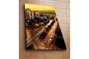 Lerretsbilde 70x100 cm - Bysilhuett i skumringen med lys fra bygninger og trafikk - Gull / Mørk blå / Hvit - Interiør - Maleri & posters - Lerretsbilder