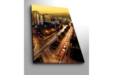 Lerretsbilde 70x100 cm - Bysilhuett i skumringen med lys fra bygninger og trafikk - Gull / Mørk blå / Hvit - Interiør - Maleri & posters - Lerretsbilder