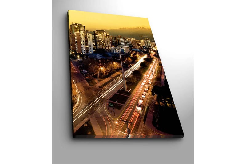 Lerretsbilde 70x100 cm - Bysilhuett i skumringen med lys fra bygninger og trafikk - Gull / Mørk blå / Hvit - Interiør - Maleri & posters - Lerretsbilder