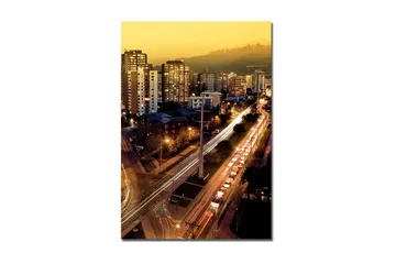 Lerretsbilde 70x100 cm - Bysilhuett i skumringen med lys fra bygninger og trafikk - Gull / Mørk blå / Hvit - Interiør - Maleri & posters - Lerretsbilder