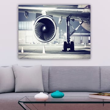 Lerretsbilde 70x100 cm - Detaljert visning av en flymotor og understellet på en flyplass - Grå / Svart / Sølv - Interiør - Maleri & posters - Lerretsbilder