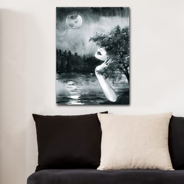Lerretsbilde 70x100 cm - Drømmende kvinne med et ansikt delvis skjult av trær, som ser på en måne over en rolig innsjø - Svart / Hvit / Grå - Interiør - Maleri & posters - Lerretsbilder