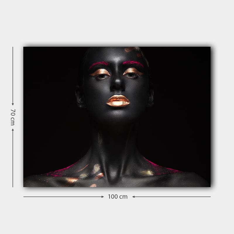 Lerretsbilde 70x100 cm - Dramatisk portrettmaleri av en kvinne med svart kroppsmaling og gylne detaljer - Svart / Gull / Rosa - Interiør - Maleri & posters - Lerretsbilder