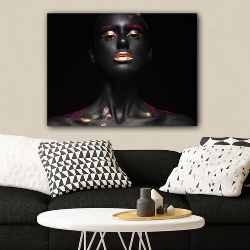 Lerretsbilde 70x100 cm - Dramatisk portrettmaleri av en kvinne med svart kroppsmaling og gylne detaljer, Svart / Gull / Rosa
