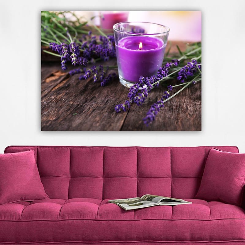 Lerretsbilde 70x100 cm - Duftende lavendelblomst med et lilla duftlys i et glass - Lilla / Grønn / Brun - Interiør - Maleri & posters - Lerretsbilder