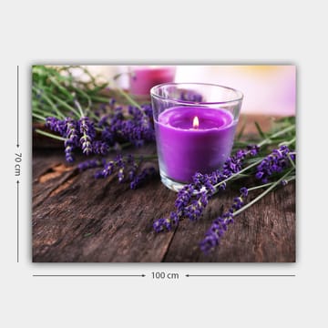 Lerretsbilde 70x100 cm - Duftende lavendelblomst med et lilla duftlys i et glass - Lilla / Grønn / Brun - Interiør - Maleri & posters - Lerretsbilder