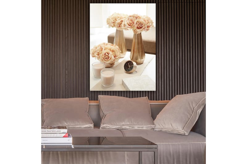 Lerretsbilde 70x100 cm - Elegant arrangement av roser i vaser som skaper en romantisk atmosfære - Lys rosa / Gull / Beige - Interiør - Maleri & posters - Lerretsbilder