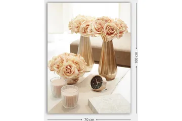 Lerretsbilde 70x100 cm - Elegant arrangement av roser i vaser som skaper en romantisk atmosfære - Lys rosa / Gull / Beige - Interiør - Maleri & posters - Lerretsbilder