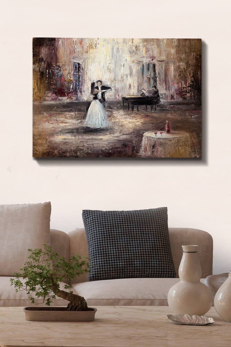Lerretsbilde 70x100 cm - Elegant dansende kvinne i hvit kjole foran et piano i romantiske omgivelser - Hvit / Brun / Grå - Interiør - Maleri & posters - Lerretsbilder