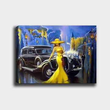Lerretsbilde 70x100 cm - Elegant kvinne i gul kjole og hatt som spiller fiolin ved en klassisk bil i urbane omgivelser - Gul / Svart / Blå - Interiør - Maleri & posters - Lerretsbilder