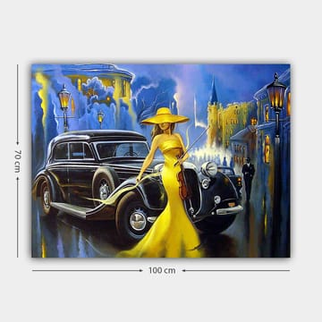 Lerretsbilde 70x100 cm - Elegant kvinne i gul kjole og hatt som spiller fiolin ved en klassisk bil i urbane omgivelser - Gul / Svart / Blå - Interiør - Maleri & posters - Lerretsbilder