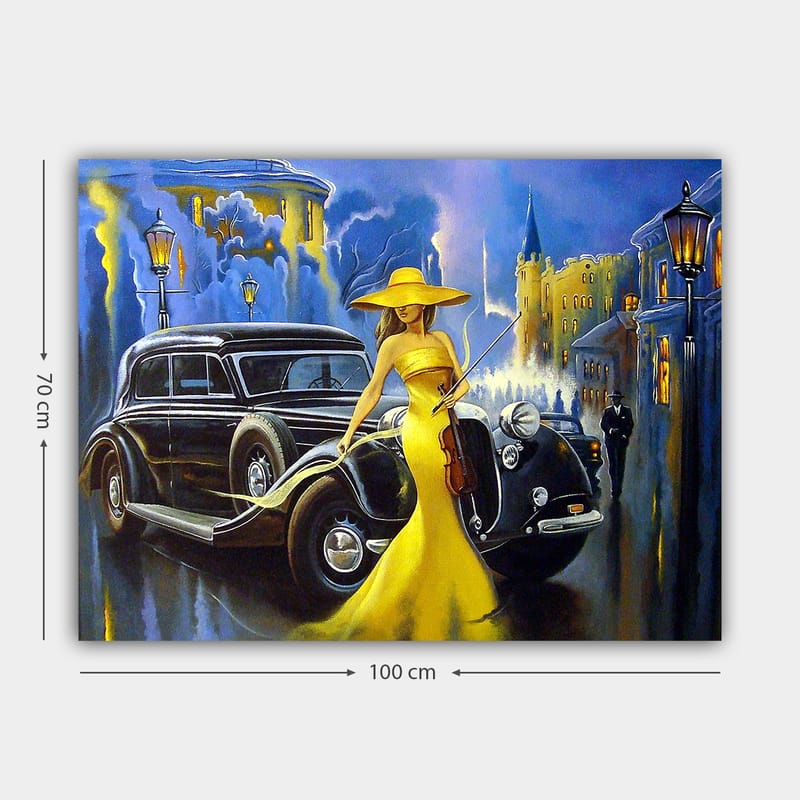 Lerretsbilde 70x100 cm - Elegant kvinne i gul kjole og hatt som spiller fiolin ved en klassisk bil i urbane omgivelser - Gul / Svart / Blå - Interiør - Maleri & posters - Lerretsbilder