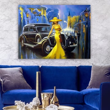 Lerretsbilde 70x100 cm - Elegant kvinne i gul kjole og hatt som spiller fiolin ved en klassisk bil i urbane omgivelser - Gul / Svart / Blå - Interiør - Maleri & posters - Lerretsbilder