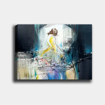 Lerretsbilde 70x100 cm - Elegant kvinne i gul kjole som danser mot en drømmende bakgrunn - Gul / Blå / Svart - Interiør - Maleri & posters - Lerretsbilder