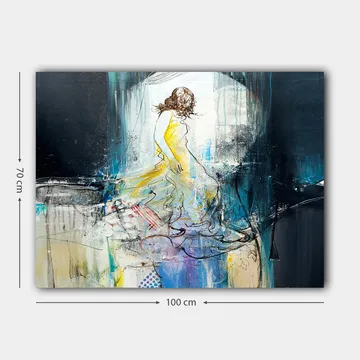 Lerretsbilde 70x100 cm - Elegant kvinne i gul kjole som danser mot en drømmende bakgrunn - Gul / Blå / Svart - Interiør - Maleri & posters - Lerretsbilder