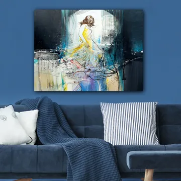 Lerretsbilde 70x100 cm - Elegant kvinne i gul kjole som danser mot en drømmende bakgrunn - Gul / Blå / Svart - Interiør - Maleri & posters - Lerretsbilder