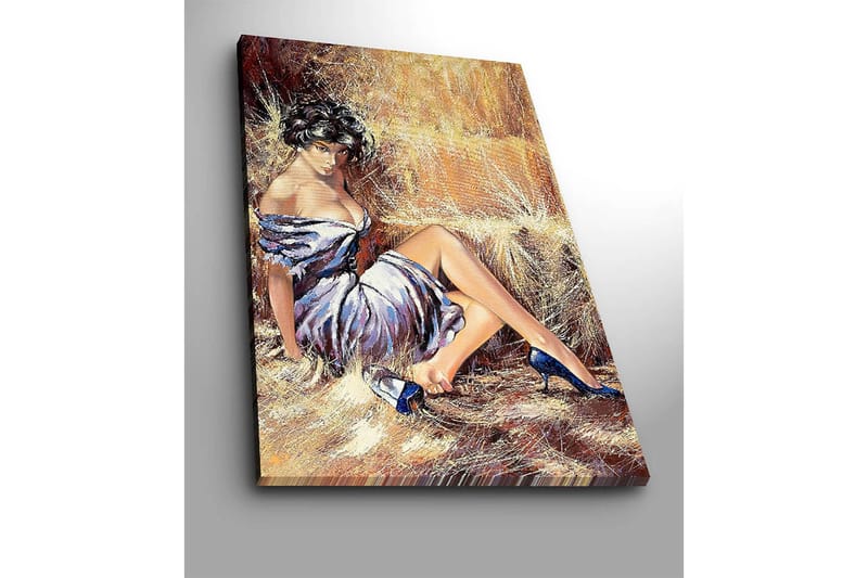 Lerretsbilde 70x100 cm - Elegant kvinne i hvit kjole med blå sko som sitter avslappet mot en halmballe - Hvit / Blå / Beige - Interiør - Maleri & posters - Lerretsbilder