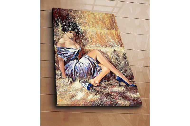 Lerretsbilde 70x100 cm - Elegant kvinne i hvit kjole med blå sko som sitter avslappet mot en halmballe - Hvit / Blå / Beige - Interiør - Maleri & posters - Lerretsbilder
