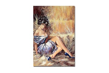 Lerretsbilde 70x100 cm - Elegant kvinne i hvit kjole med blå sko som sitter avslappet mot en halmballe - Hvit / Blå / Beige - Interiør - Maleri & posters - Lerretsbilder