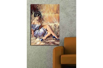 Lerretsbilde 70x100 cm - Elegant kvinne i hvit kjole med blå sko som sitter avslappet mot en halmballe - Hvit / Blå / Beige - Interiør - Maleri & posters - Lerretsbilder