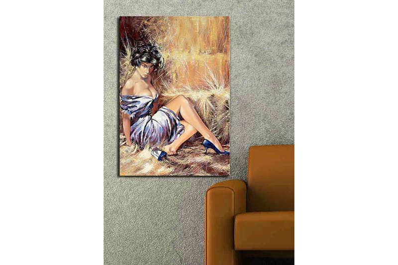 Lerretsbilde 70x100 cm - Elegant kvinne i hvit kjole med blå sko som sitter avslappet mot en halmballe - Hvit / Blå / Beige - Interiør - Maleri & posters - Lerretsbilder