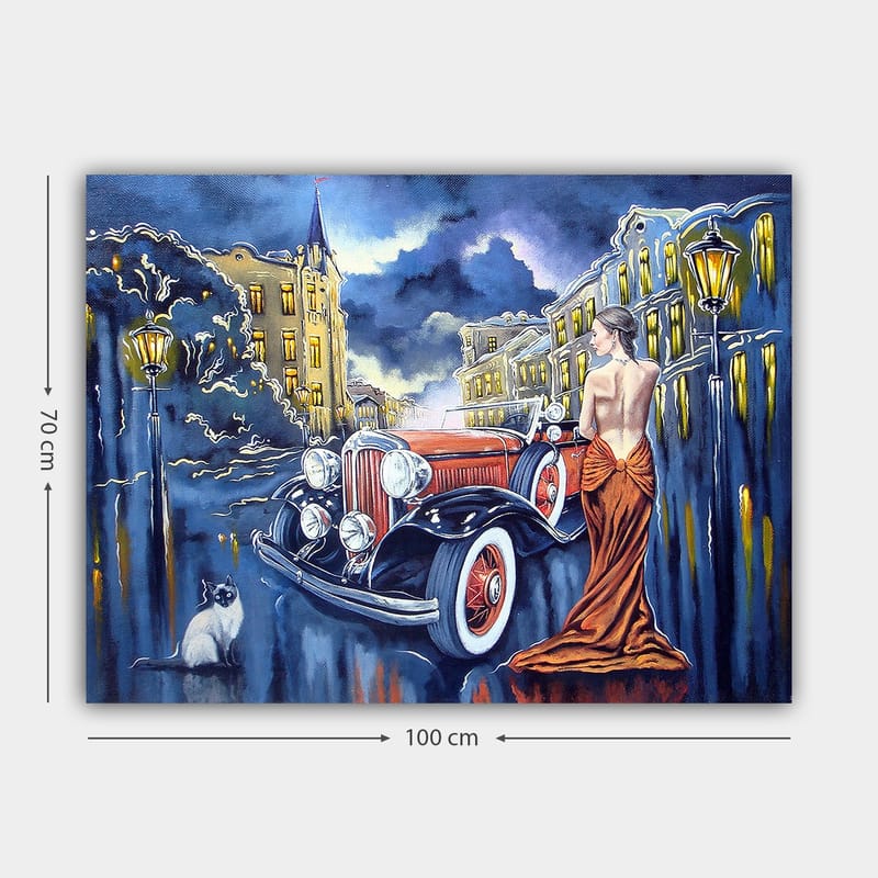 Lerretsbilde 70x100 cm - Elegant kvinne i rød kjole står ved en klassisk bil på en bygate i skumringen - Rød / Svart / Blå - Interiør - Maleri & posters - Lerretsbilder