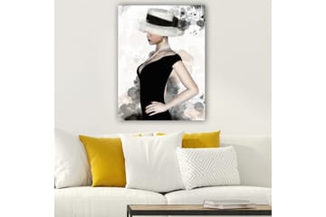Lerretsbilde 70x100 cm - Elegant kvinne i svart kjole med stor hatt som fremhever stilen og skjønnheten hennes - Svart / Grå / Beige - Interiør - Maleri & posters - Lerretsbilder