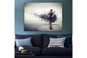 Lerretsbilde 70x100 cm - Elegant kvinne i svart kjole som står på en strand med en abstrakt, fargerik bakgrunn - Svart / Lilla / Grå - Interiør - Maleri & posters - Lerretsbilder