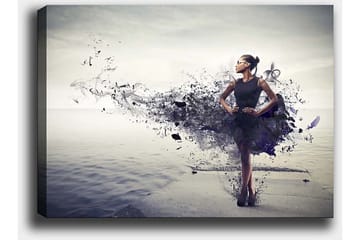 Lerretsbilde 70x100 cm - Elegant kvinne i svart kjole som står på en strand med en abstrakt, fargerik bakgrunn - Svart / Lilla / Grå - Interiør - Maleri & posters - Lerretsbilder