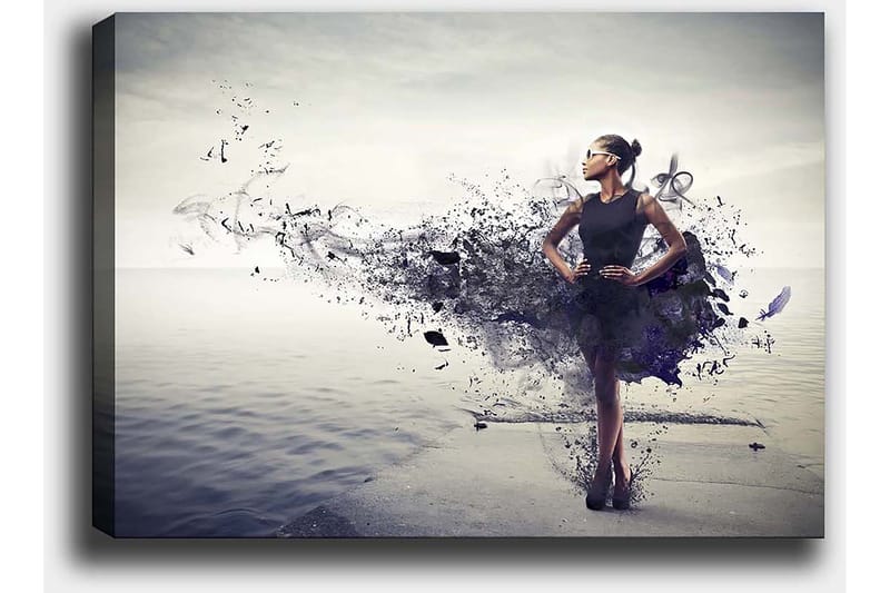Lerretsbilde 70x100 cm - Elegant kvinne i svart kjole som står på en strand med en abstrakt, fargerik bakgrunn - Svart / Lilla / Grå - Interiør - Maleri & posters - Lerretsbilder