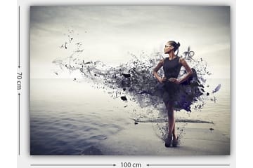 Lerretsbilde 70x100 cm - Elegant kvinne i svart kjole som står på en strand med en abstrakt, fargerik bakgrunn - Svart / Lilla / Grå - Interiør - Maleri & posters - Lerretsbilder