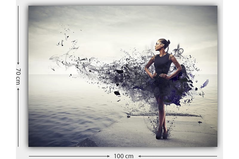 Lerretsbilde 70x100 cm - Elegant kvinne i svart kjole som står på en strand med en abstrakt, fargerik bakgrunn - Svart / Lilla / Grå - Interiør - Maleri & posters - Lerretsbilder