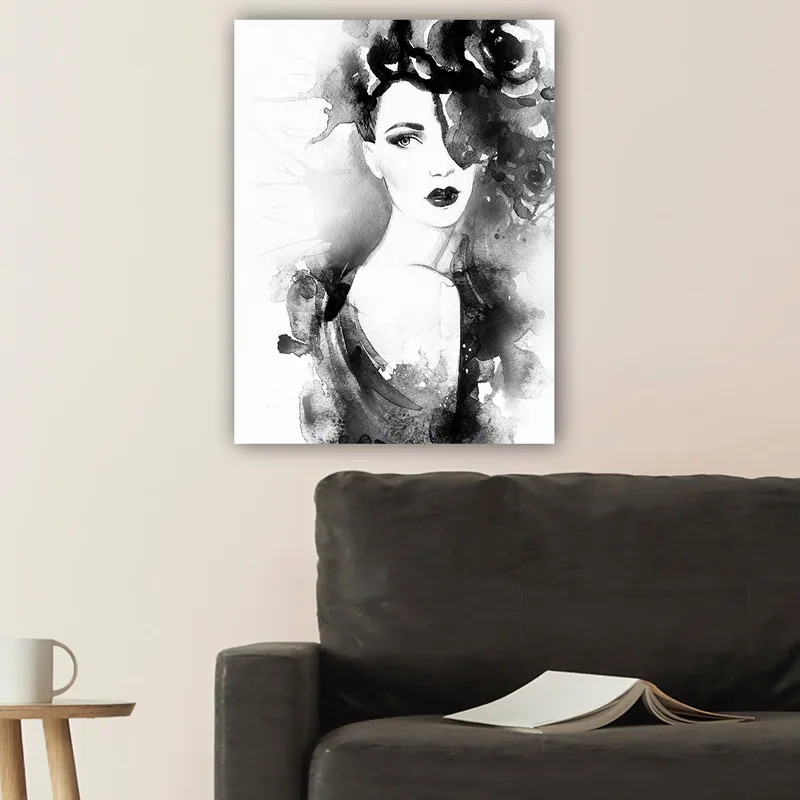 Lerretsbilde 70x100 cm - Elegant kvinne med mørkt hår og dramatisk sminke, omgitt av svarte blomster - Svart / Grå / Hvit - Interiør - Maleri & posters - Lerretsbilder