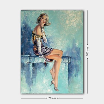 Lerretsbilde 70x100 cm - Elegant kvinne sittende på en benk med en dramatisk positur, iført en stilig kjole - Blå / Beige / Svart - Interiør - Maleri & posters - Lerretsbilder