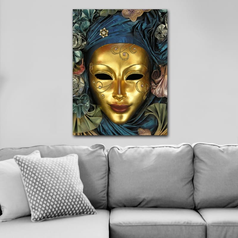 Lerretsbilde 70x100 cm - Elegant maske med gyllen overflate og intrikate detaljer, omgitt av blå og grønne tekstiler - Gull / Blå / Grønn - Interiør - Maleri & posters - Lerretsbilder