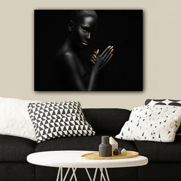Lerretsbilde 70x100 cm - Elegant og mystisk kvinne med svart hud og gylne detaljer i ansiktet og på hendene - Svart / Gull - Interiør - Maleri & posters - Lerretsbilder