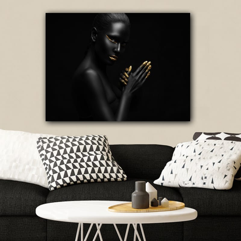 Lerretsbilde 70x100 cm - Elegant og mystisk kvinne med svart hud og gylne detaljer i ansiktet og på hendene - Svart / Gull - Interiør - Maleri & posters - Lerretsbilder