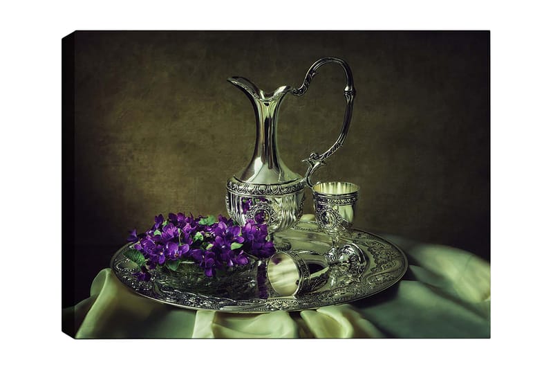 Lerretsbilde 70x100 cm - Elegant sølvkanne med blomster på et dekorert brett, Sølv / Lilla / Grønn